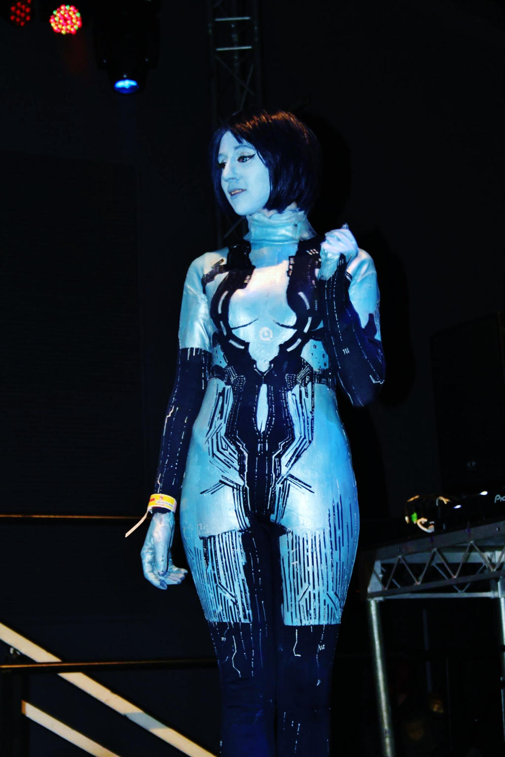 Girl in cortana costume masterbates softcore picture
