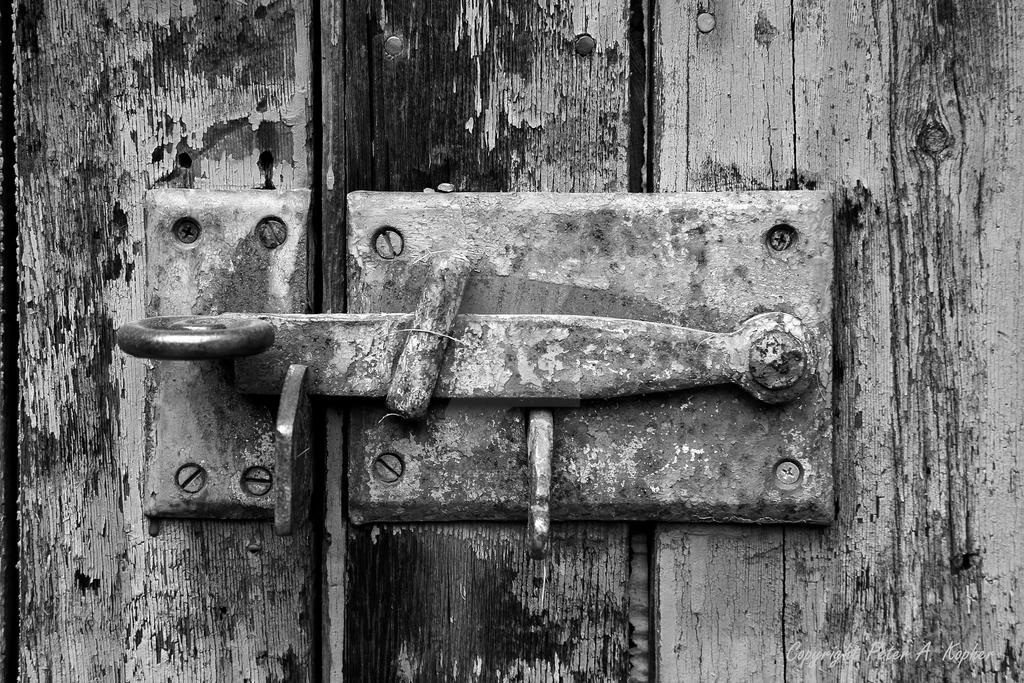 Latched b+w by peterkopher